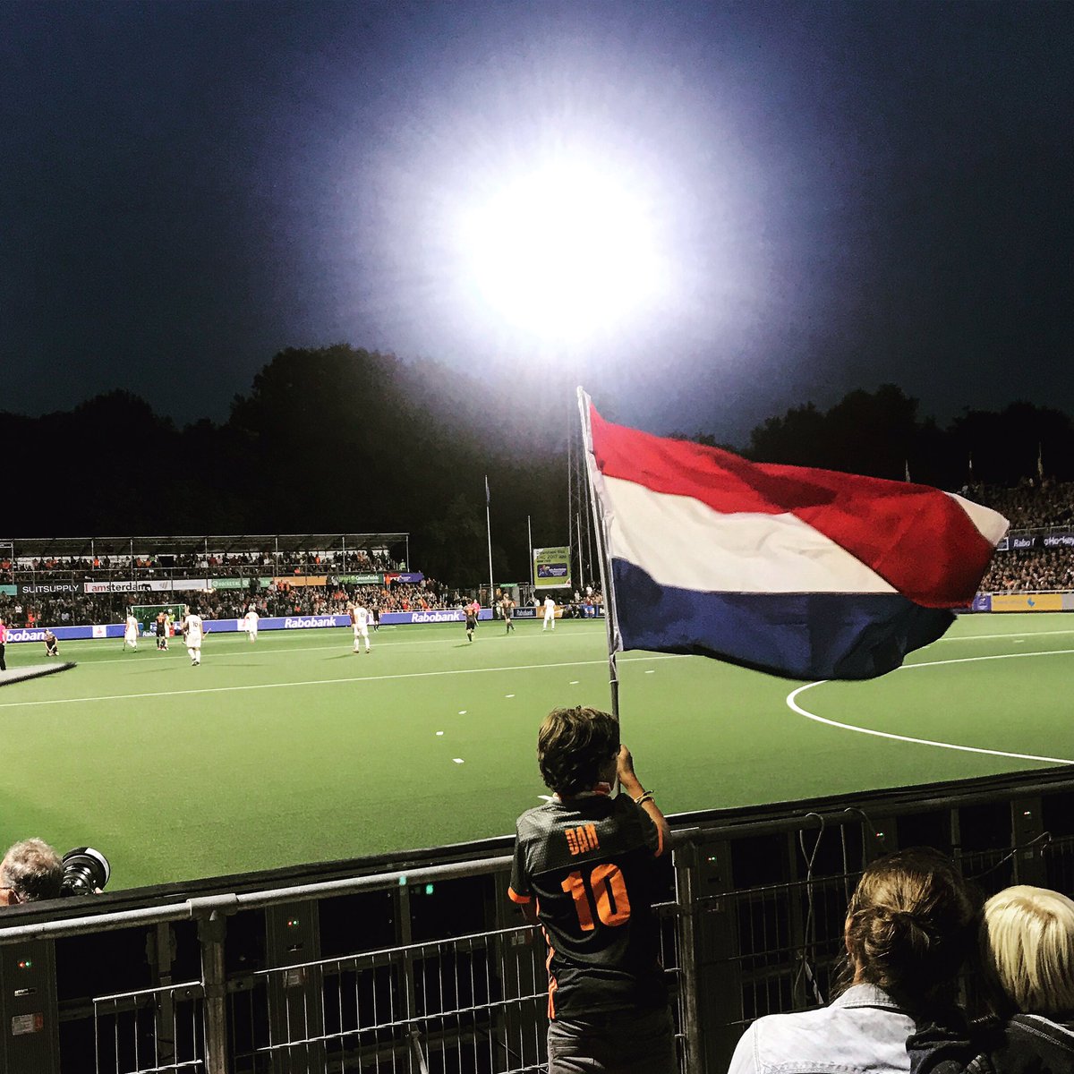 That hurts, but we keep waving our flag #NoExcuse #PicOfTheDay! België deelt flinke klap uit:5-0! Overmorgen nieuwe kans tegen #Oostenrijk🇦🇹