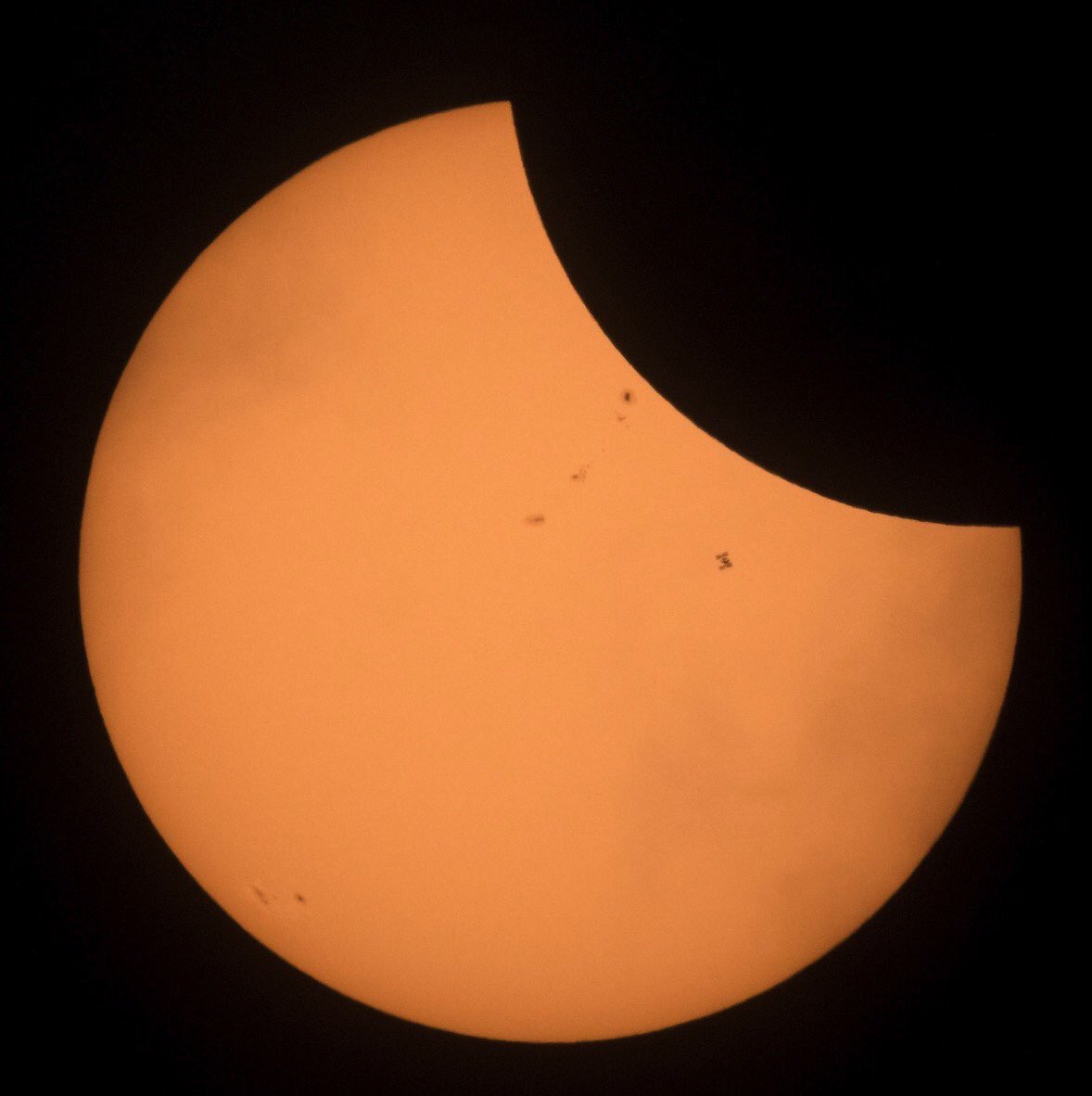 KaineBrownMD's tweet image. Now this was a cool photobomb @KaceBrown @CameronNixonMD1 @NASA #eclipse17 #EclipseSolar #internationalspacestation