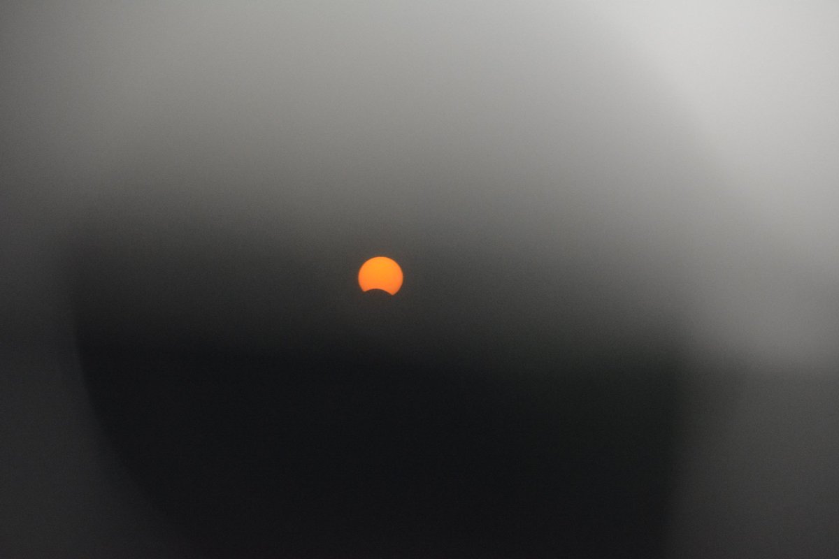 joana_rmfr's tweet photo. Partial #SolarEclipse2017 in Lisbon, Portugal #EclipseSolarCSIC @CSIC @NASA @esa https://t.co/WUj0KOrJO2