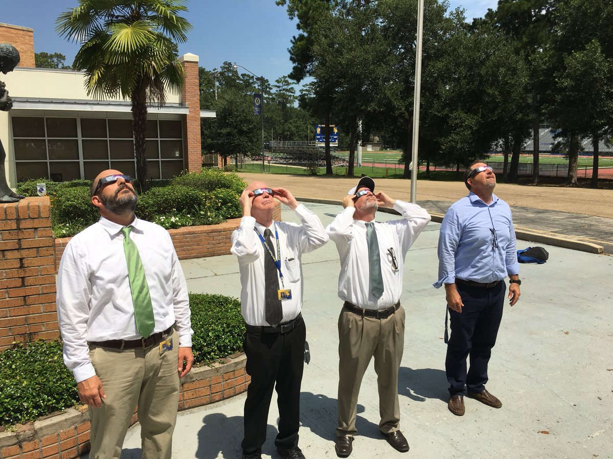 SPSWolfpack's tweet photo. @wolfnationsps is looking up!  #thesolareclipse2017 https://t.co/rAcJMATR1a