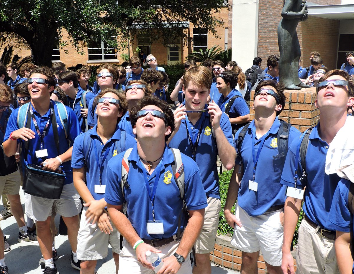 SPSWolfpack's tweet photo. @wolfnationsps is looking up!  #thesolareclipse2017 https://t.co/rAcJMATR1a