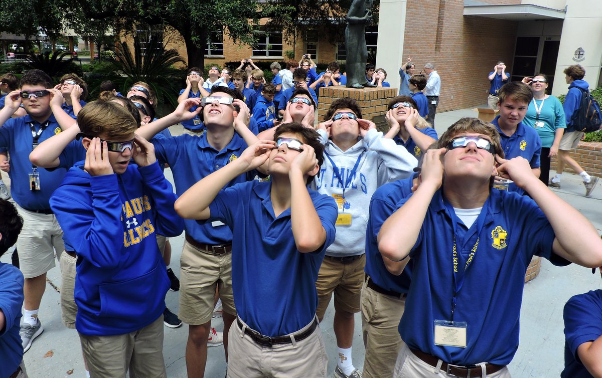 SPSWolfpack's tweet photo. @wolfnationsps is looking up!  #thesolareclipse2017 https://t.co/rAcJMATR1a