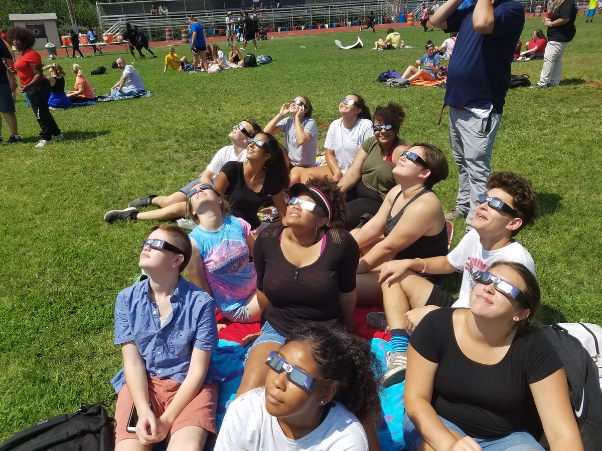 BrentwoodHS_MO's tweet photo. #SolarEclipse2017 https://t.co/edSkYmqISL