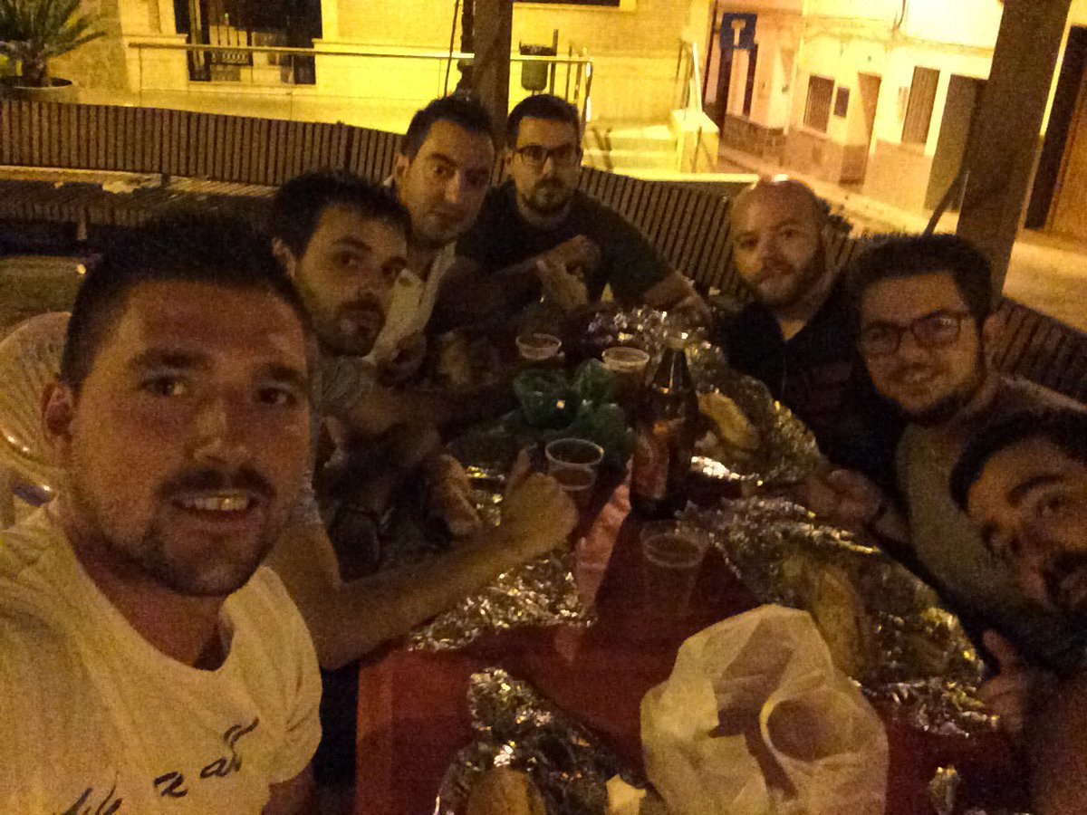 Santi_NZ's tweet photo. Soparet a la fresca en la plaça del ajuntament amb els de sempre! #lamillorcompanyia https://t.co/oO1Uc5VcbY