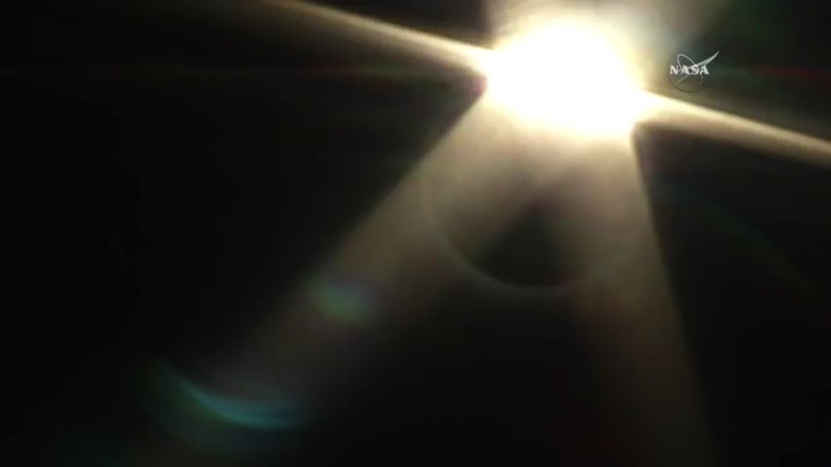 shikharwa's tweet photo. Now that's what we call a perfect #SolarRing
#SolarEclipse2017 https://t.co/YA5SZzO7w5