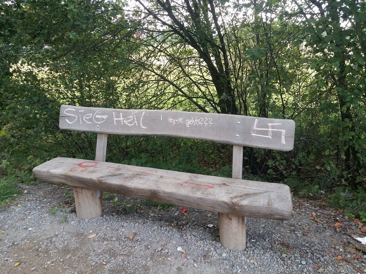 TessaBwmn's tweet photo. Rechter Vandalismus in #Westercelle. "Nur" mit Kreide, aber trotzdem! @Polizei_CE https://t.co/4yDAtbL5u1