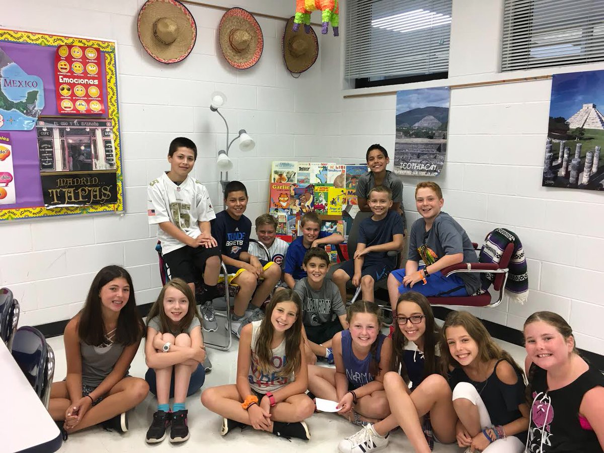 MmeFejer's tweet photo. ¡Bienvenidos a  la clase de español!   #cmsopeningday #engage109 @109Caruso https://t.co/FlOsfmjr7o