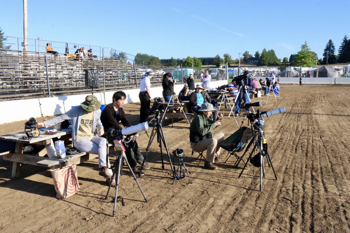 knxpete's tweet image. #SolarEclipse2017 view of Eclipse from #Sublimity OR. 920A. Photographers shooting away @KNX1070 @CBSLA
