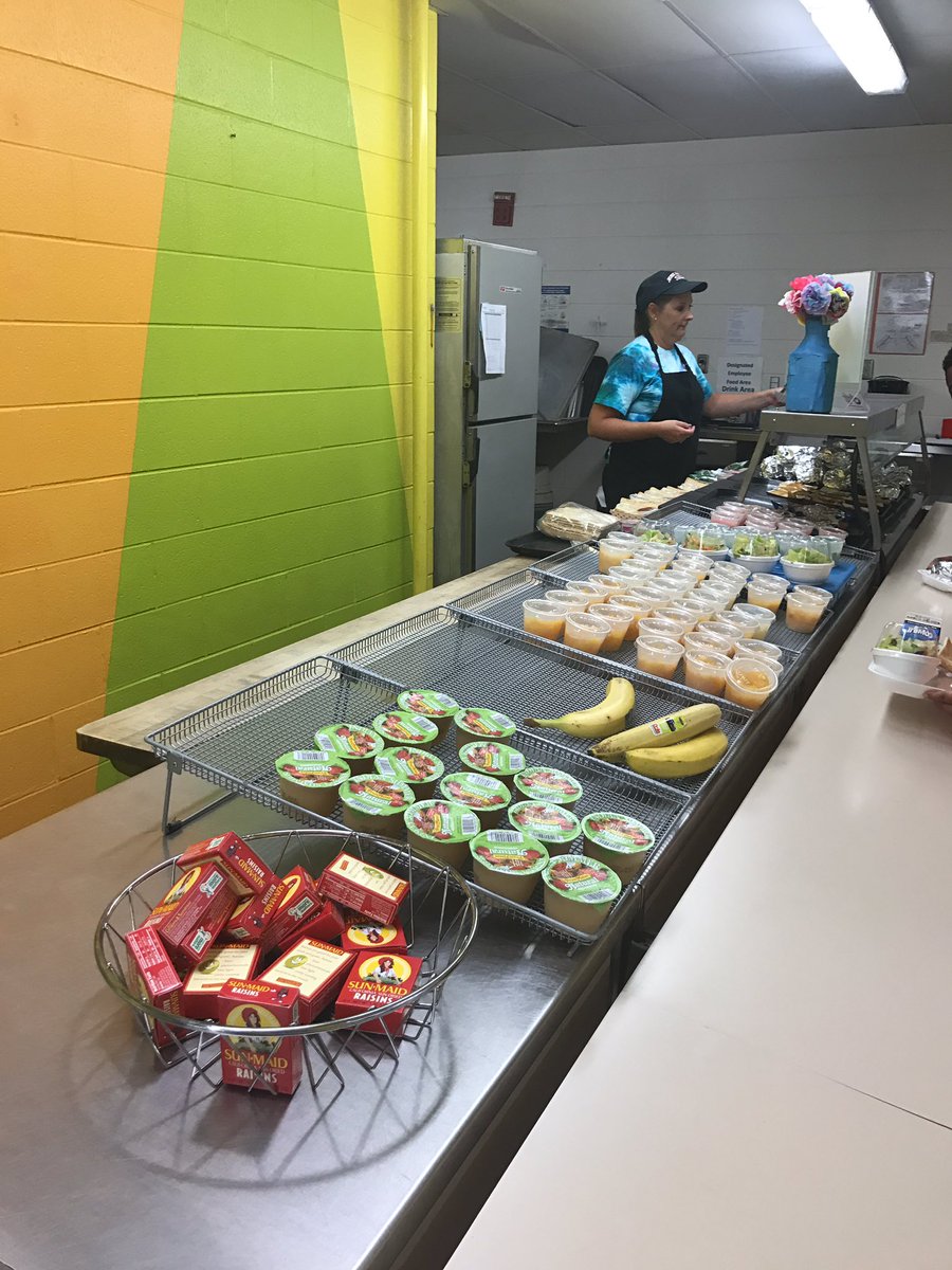 VickyClark1's tweet photo. @HilliardSchools Lunch Fun @NorwichElem #HSCD1 #Ready4Tomorrow https://t.co/XlbKzk135J