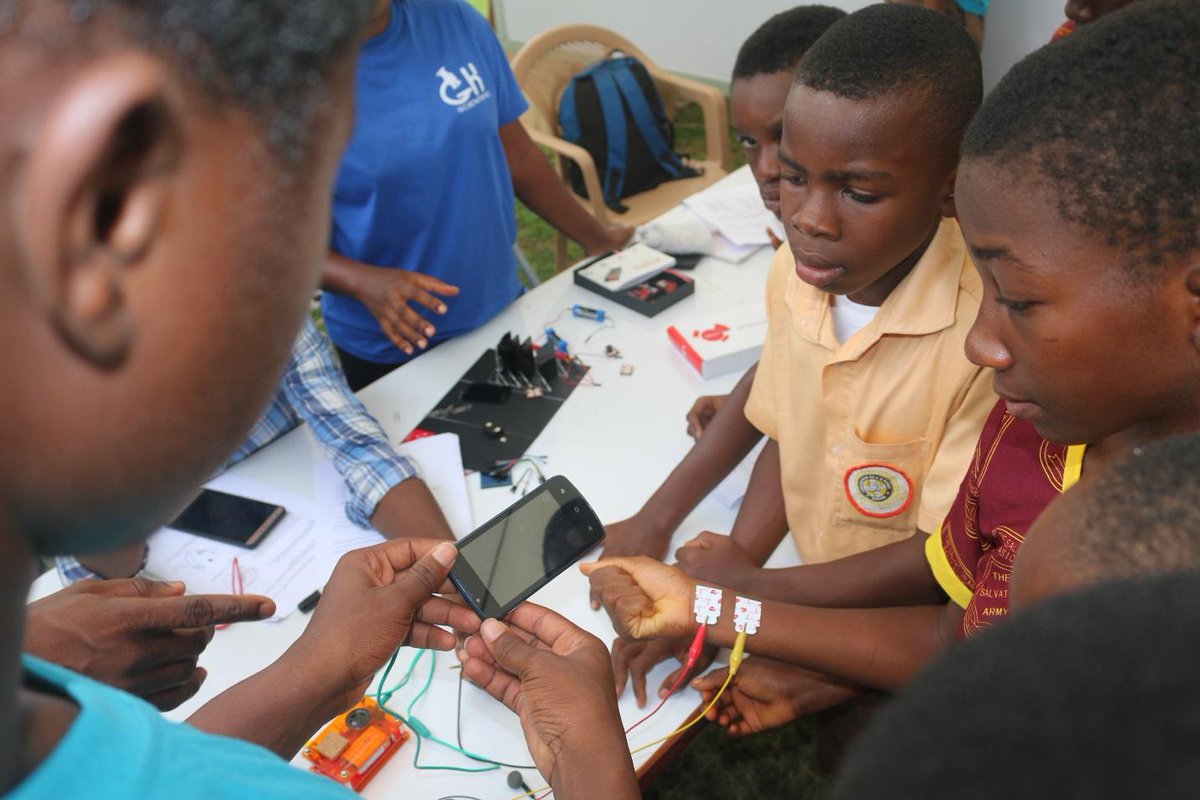 BackyardBrains's tweet photo. Teaching teachers to teach neuroscience! #Uganda #BYBBlog #Neuroscience https://t.co/ek6rRPCwx3 https://t.co/7sMUxsW6EB