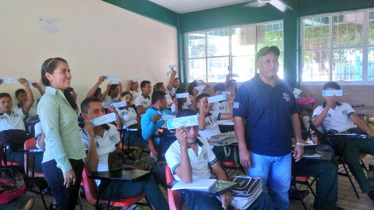 ComalcalcoMX's tweet photo. Continuamos con la entrega de más de #59mil vales del programa #RegresoAClases simultáneamente en las escuelas públicas de nuestro municipio https://t.co/owrvT1HJMp