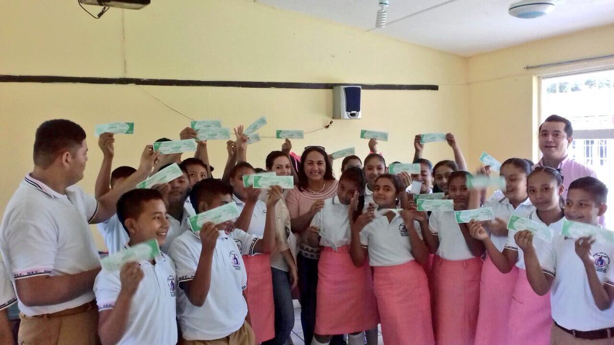ComalcalcoMX's tweet photo. Continuamos con la entrega de más de #59mil vales del programa #RegresoAClases simultáneamente en las escuelas públicas de nuestro municipio https://t.co/owrvT1HJMp
