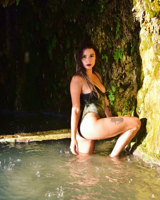 Eye contact is key. 🗝🌿🗝🌿🗝 #WomenAreArt #IndieStonerRap https://t.co/3R2AhzlauL<a href="/tag/womenareart"class="tags">#WomenAreArt</a><a href="/tag/indiestonerrap"class="tags">#IndieStonerRap</a>