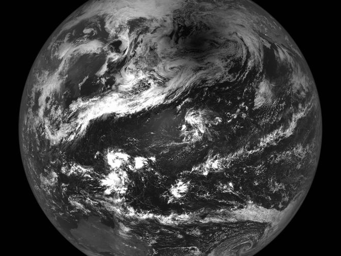 CNET's tweet image. NASA: Wave at the moon during the solar eclipse cnet.co/2wrkNFc