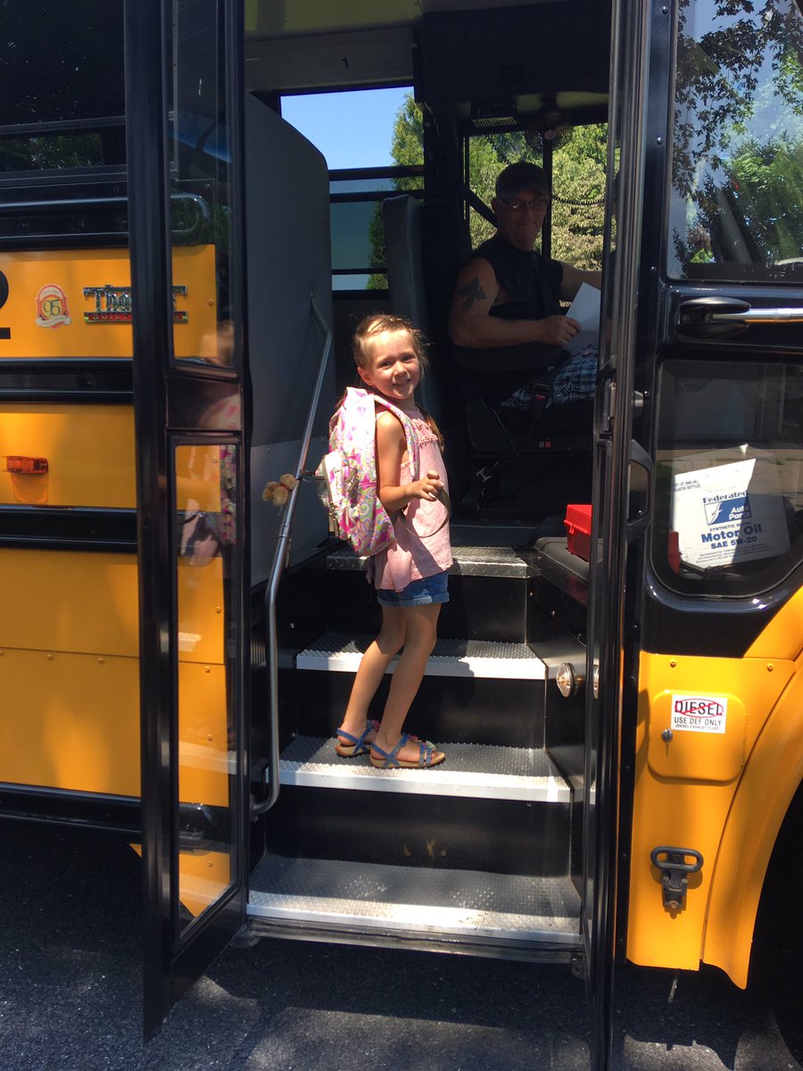 LisaKlingler's tweet photo. That's one confident kindergartener. PM K here she comes!! #firstdayofschool #monroefirstday #backtoschoolcv https://t.co/dF6GCVHG73
