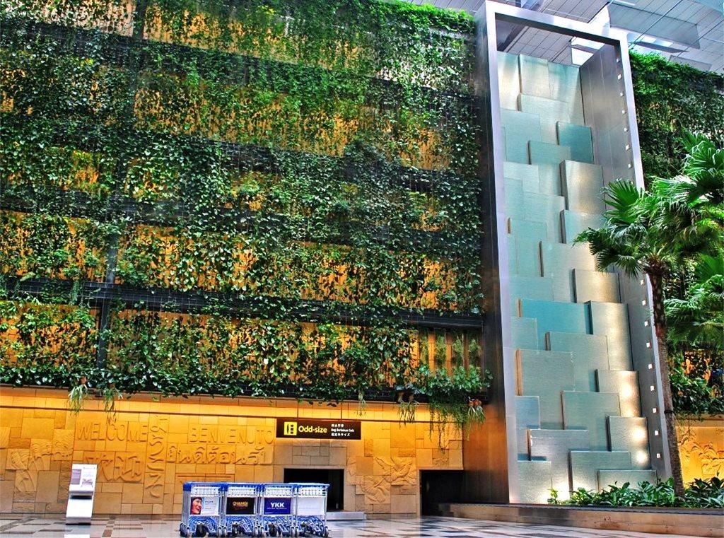 5 great examples of green walls benefiting both people &amp; the environment: interf.ac/2uZvr5P <a href="/archanddesign/">Architecture & Design</a>
