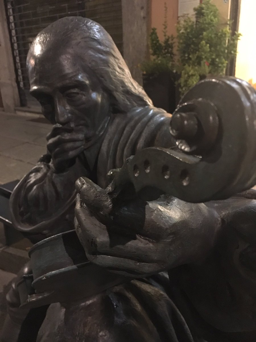 CosyStudio's tweet photo. Il ricciolo-leggenda nelle mani del Maestro Stradivari #cremona #stradivari #violini #Maestro https://t.co/TyuwfCVIYe