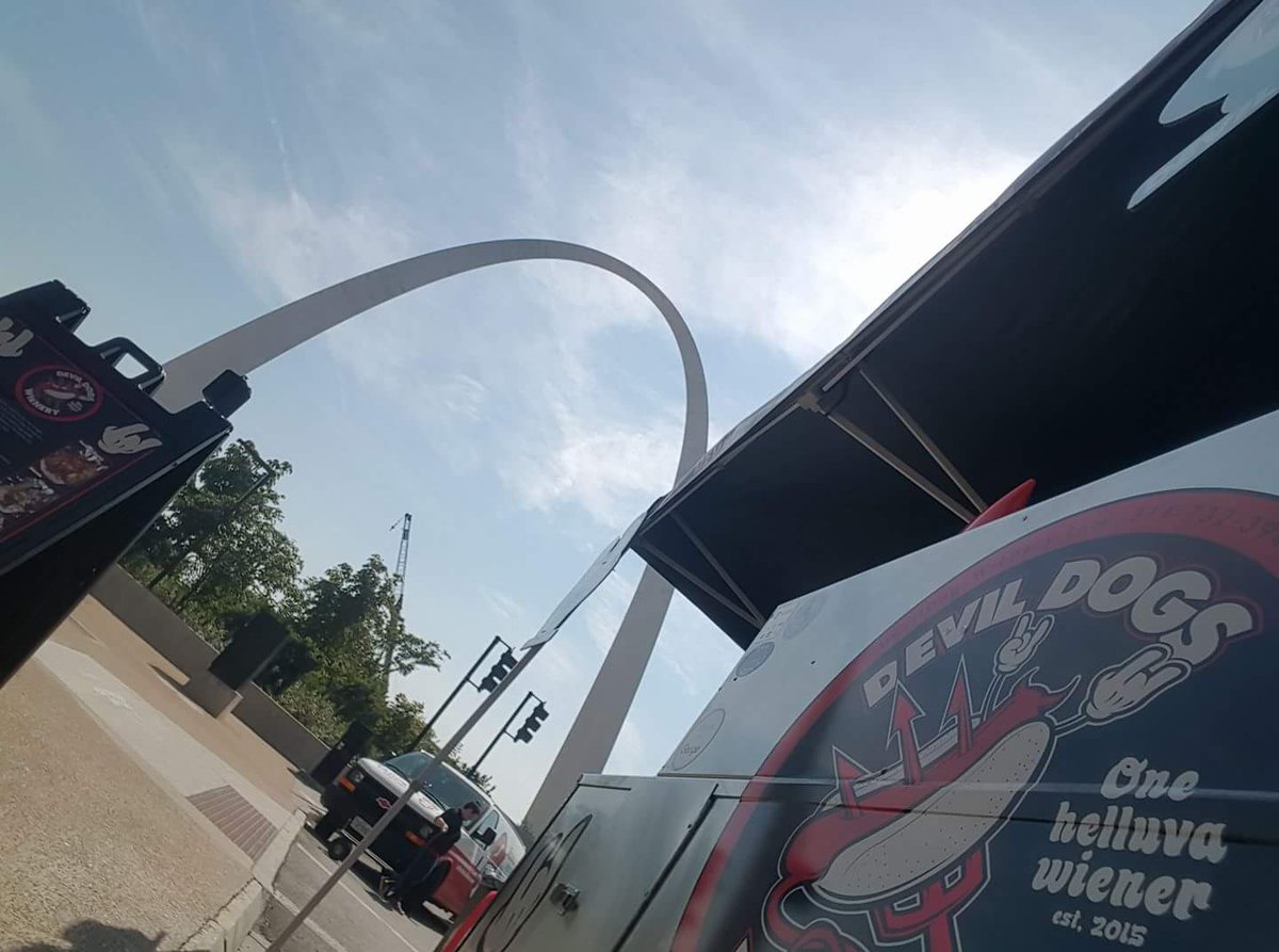 devildogsSTL's tweet image. Get down to @GatewayArchPark to see #Eclipse2017 sponsored by @SchnuckMarkets !