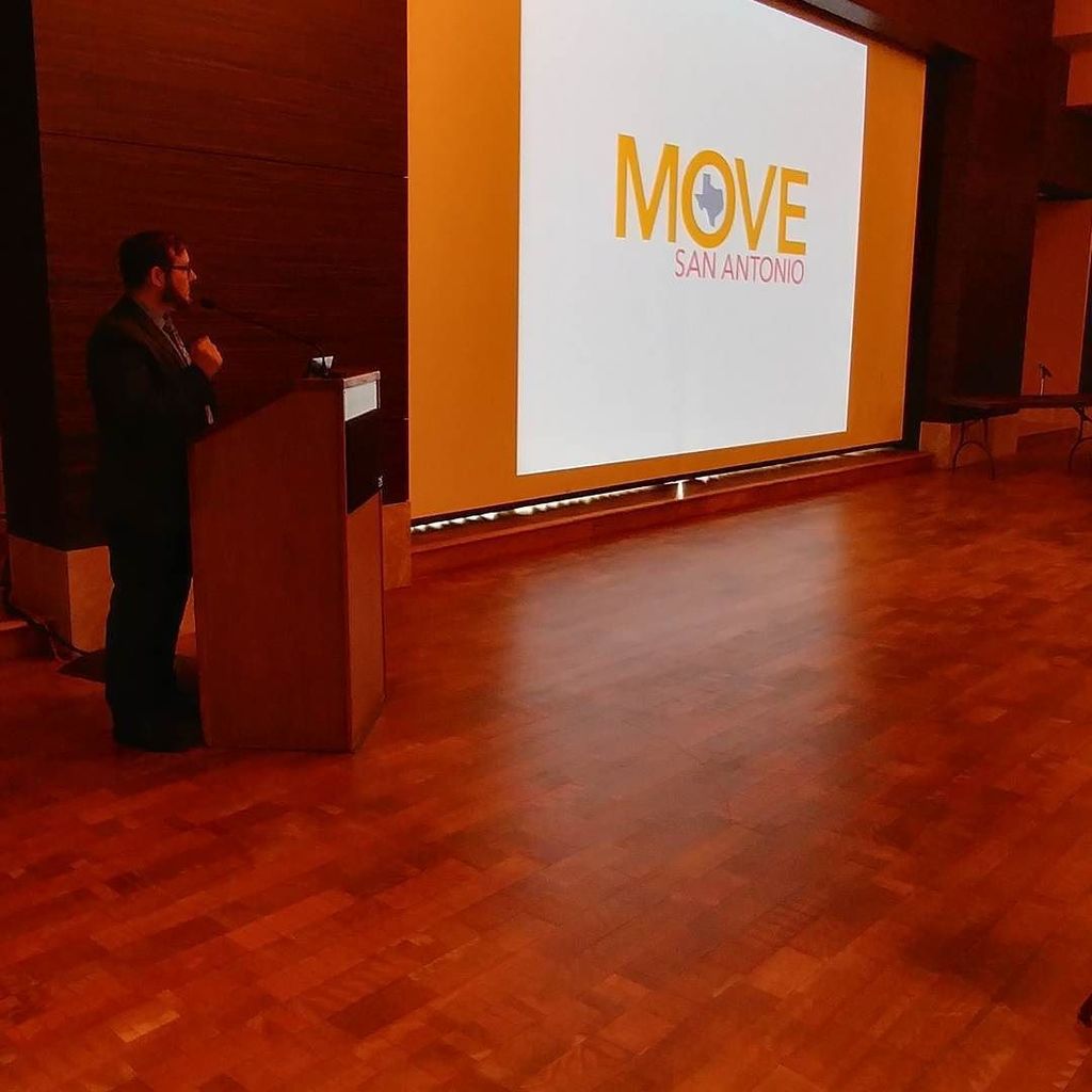 hcaputsa's tweet photo. Thanks @hdrewgalloway #utsaalumnus for coming to talk to our students about your career w/MOVE #UTSARRDays #copprr… https://t.co/P5uEQ39bMr https://t.co/3sryw6bntS