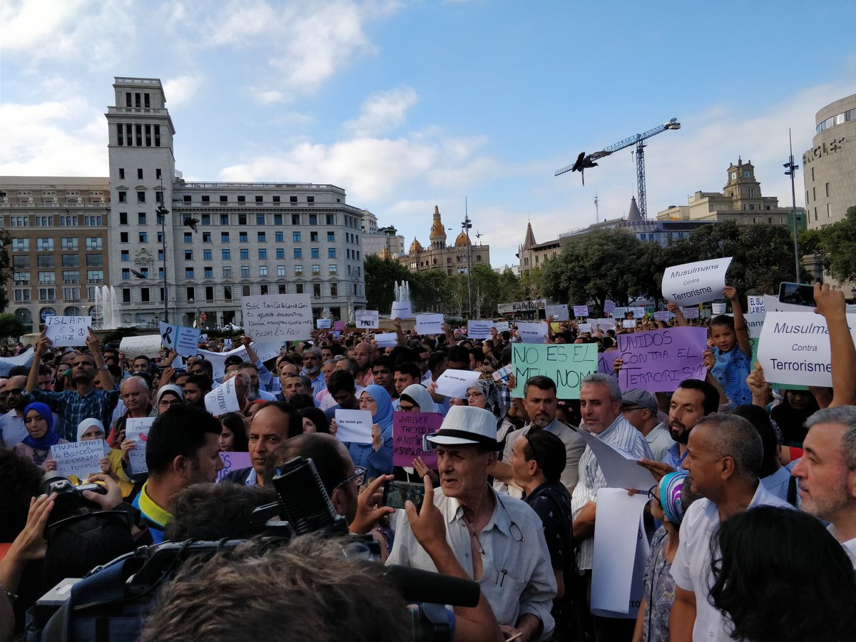 Plaça Catalunya s'omple de crits en contra del terrorisme, de l'odi i la intolerància. La comunitat musulmana unida per la pau #NoTenimPor