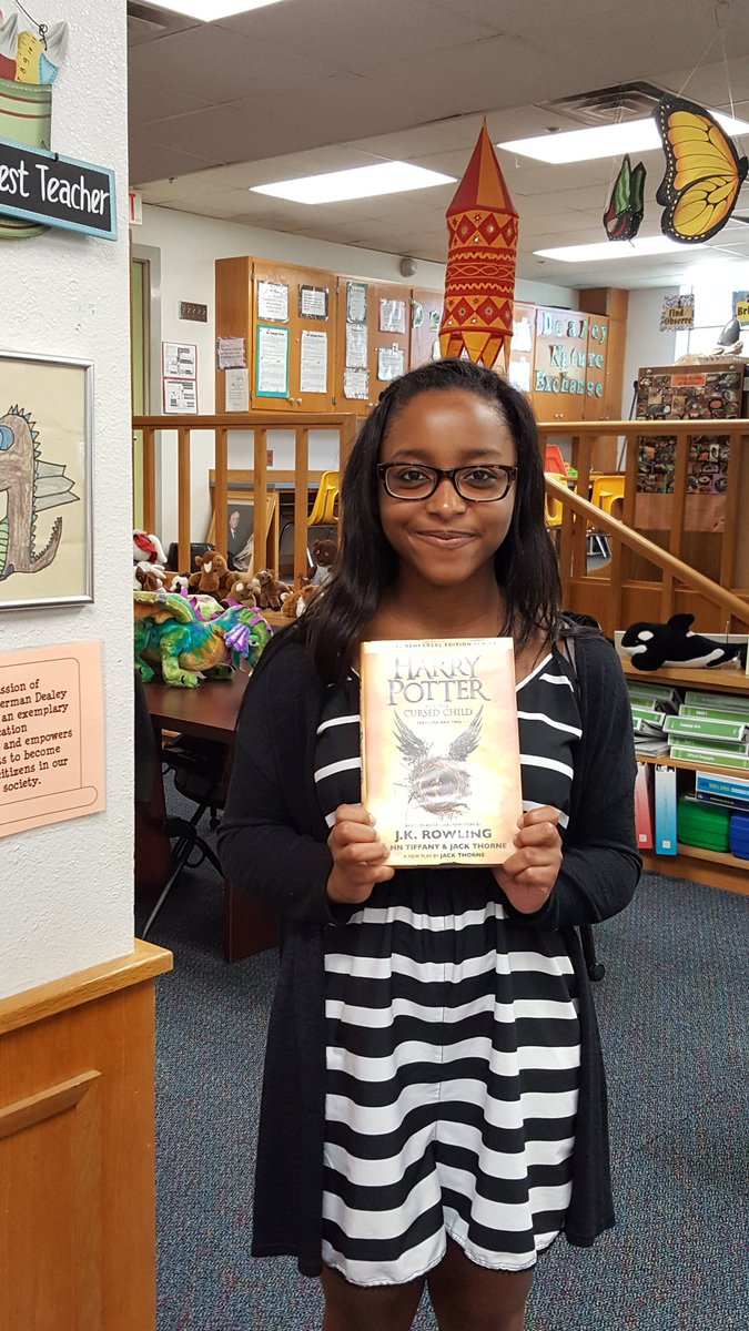 LisaGSimmons3's tweet photo. @dallasschools @penaraul  #dealeydisd Former Dealey student, 11th grader @DISD HS, already stopping by to checkout books. We love reading😍 https://t.co/lO4sDMaXRh