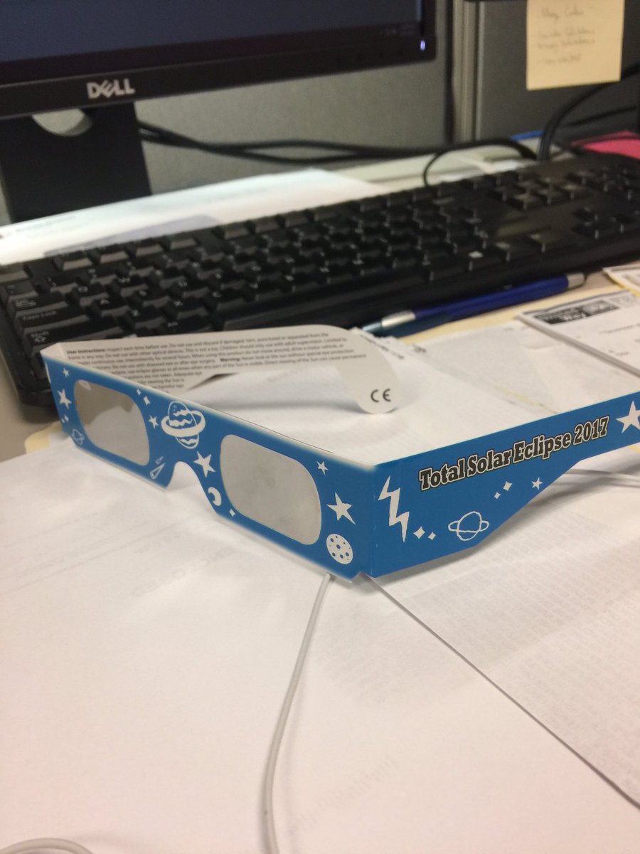 Rodnixx's tweet photo. Quick! Get your #totalsolareclipse glasses out! https://t.co/8Aqk8UYz2d
