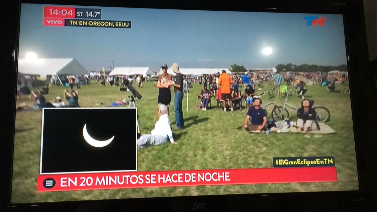 luckygorrion's tweet photo. Familia. Asado y #ElGranEclipseEnTN https://t.co/bN4SHI6ahA