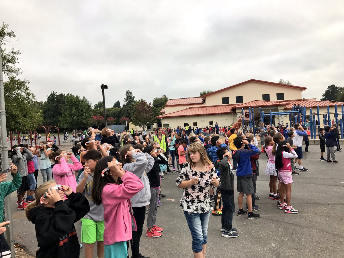 SRVUSD1's tweet photo. #SRVUSDeclipse viewing with @SRVTCTigers! 🌕🌗🌑 https://t.co/rtVloa1G5Z