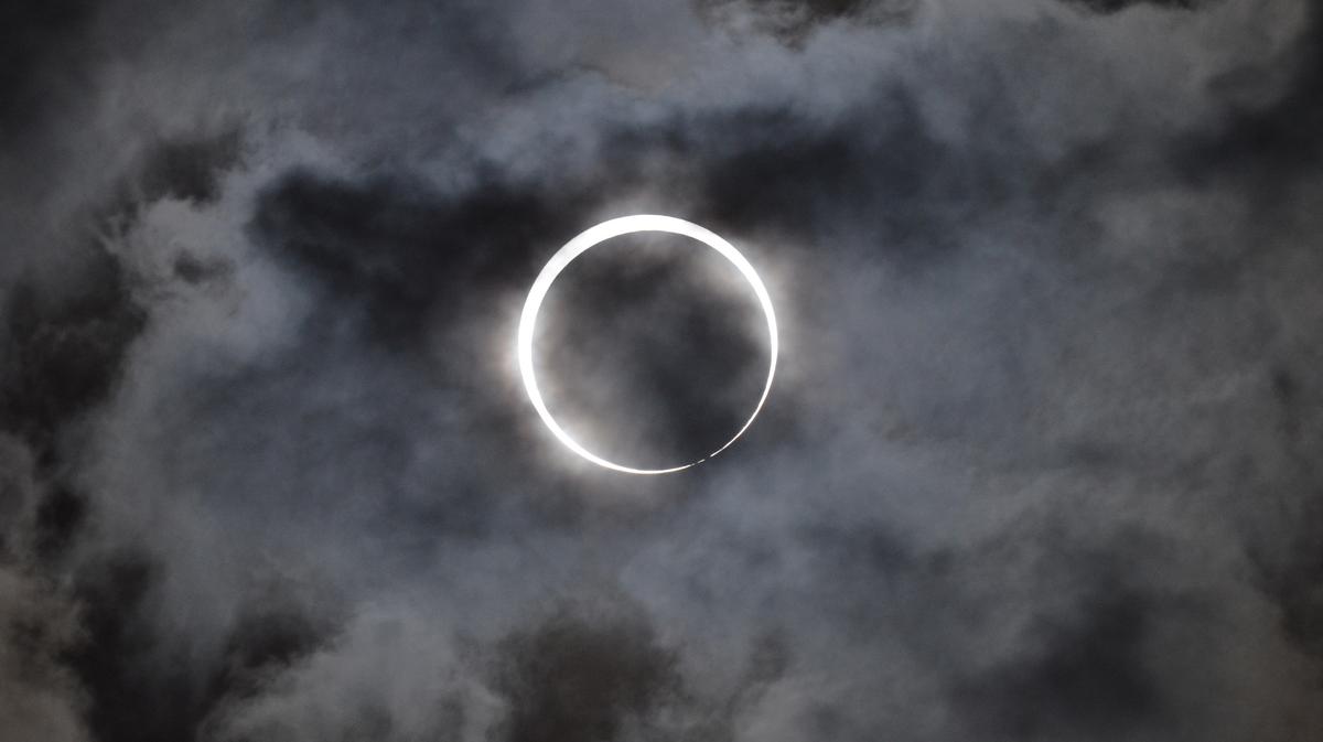 VICE's tweet photo. Watch NASA's eclipse livestream and marvel at our universe from your desk: https://t.co/rX4NaG0Kbu https://t.co/kxXp6RBTDm
