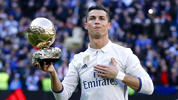 realmadridfr01's tweet photo. Si Cristiano gagne la ballon d'or, il le présentera au Santiago Bernabéu lors du match qui suit... 

Qui sera face au Barca... https://t.co/vonjyaRfx8