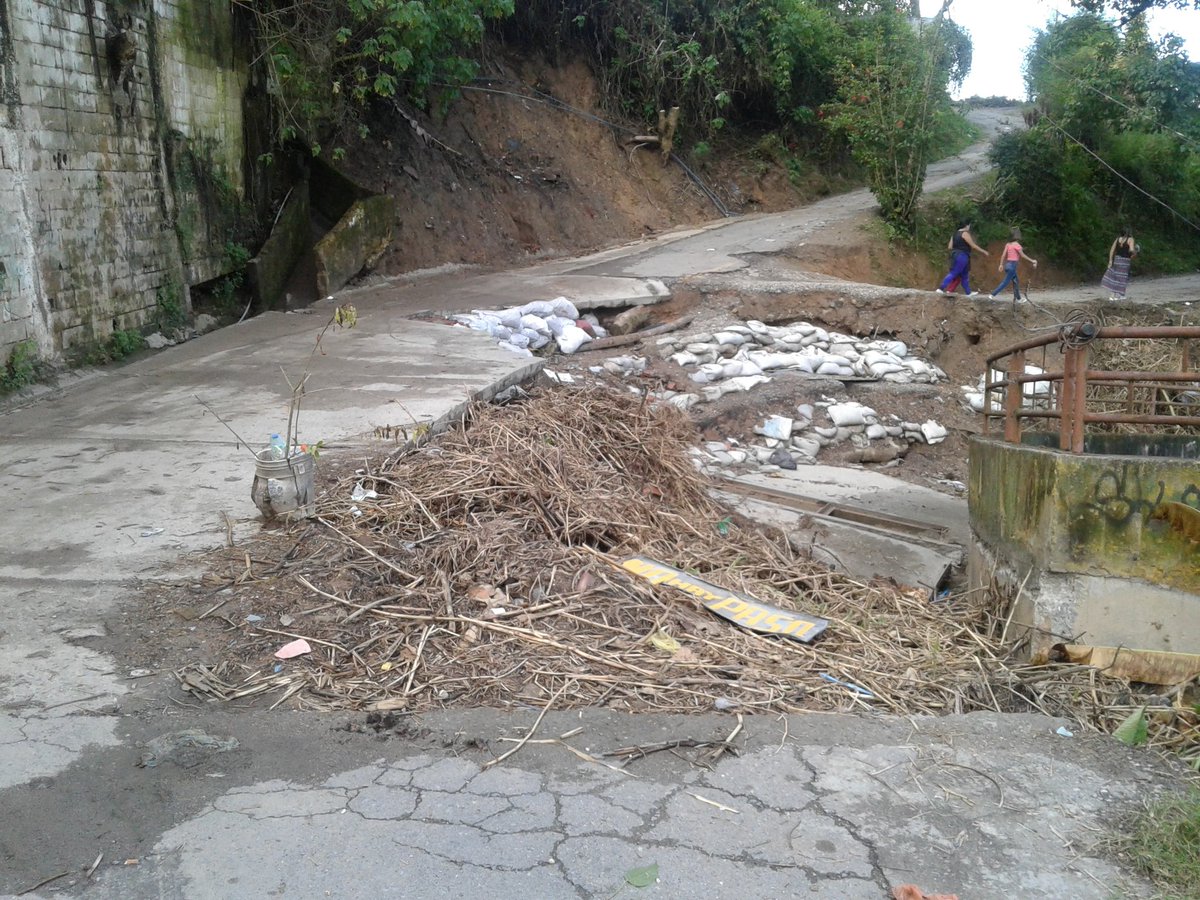 jorquevedo's tweet photo. @corpomirandavp Los Teques, sector Lagunetica, El Morro deslizamiento de carretera deja casi incomunicado por las lluvia no pasan vehiculo https://t.co/CbtSs5zPsO