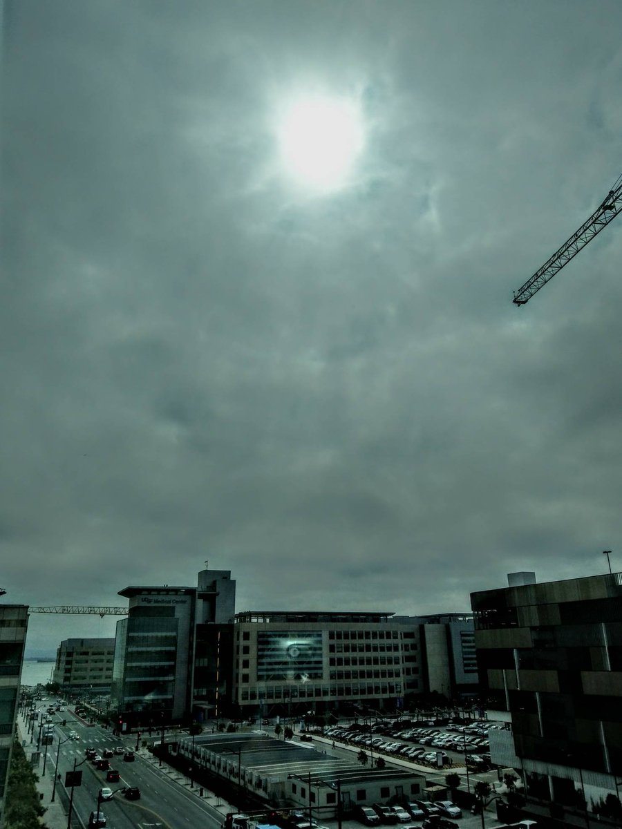 gautammshah's tweet image. #totaleclipse2017 @ucsfhospitals @ucsf almost totality over Mission Bay #healthstack