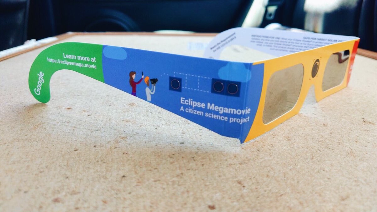 La mejor manera de ver el #eclipse 🕶 #Google creó estos lentes con un súper filtro para que puedas ver el #SolarEclipse17 tranquilo 🌘