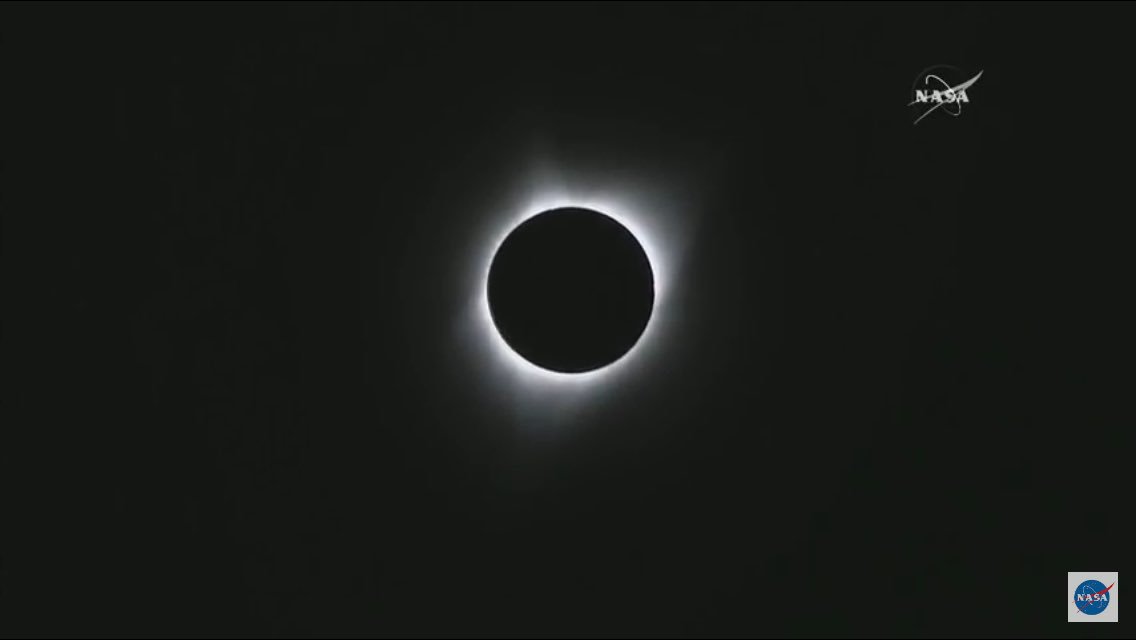 Apuntense's tweet image. El #Eclipse2017 a esta hora en Oregon-USA, cortesía de @NASA: