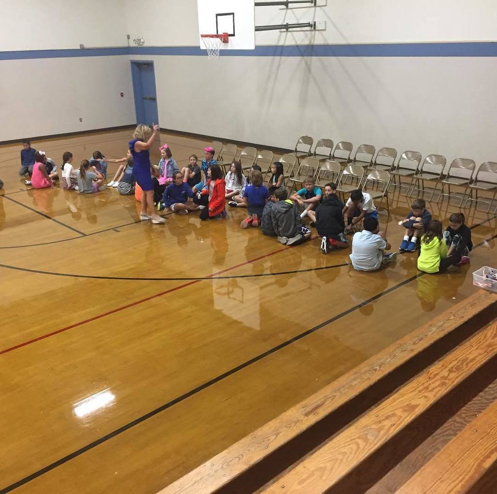 HVEHuskies's tweet photo. Mrs. Duncan's 5th grade getting ready for the welcome tunnel for our 1st through 5th assembly #hvehuskies #firstda… https://t.co/9970r4fgY8 https://t.co/NcfewB7dyK