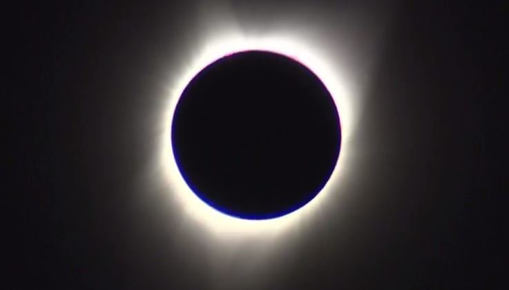 kat_tastic's tweet image. is there a pink/blue ring around the moon like one of those bi pride circles ppl put around twitter pics? THE ECLIPSE IS BISEXUAL PASS IT ON