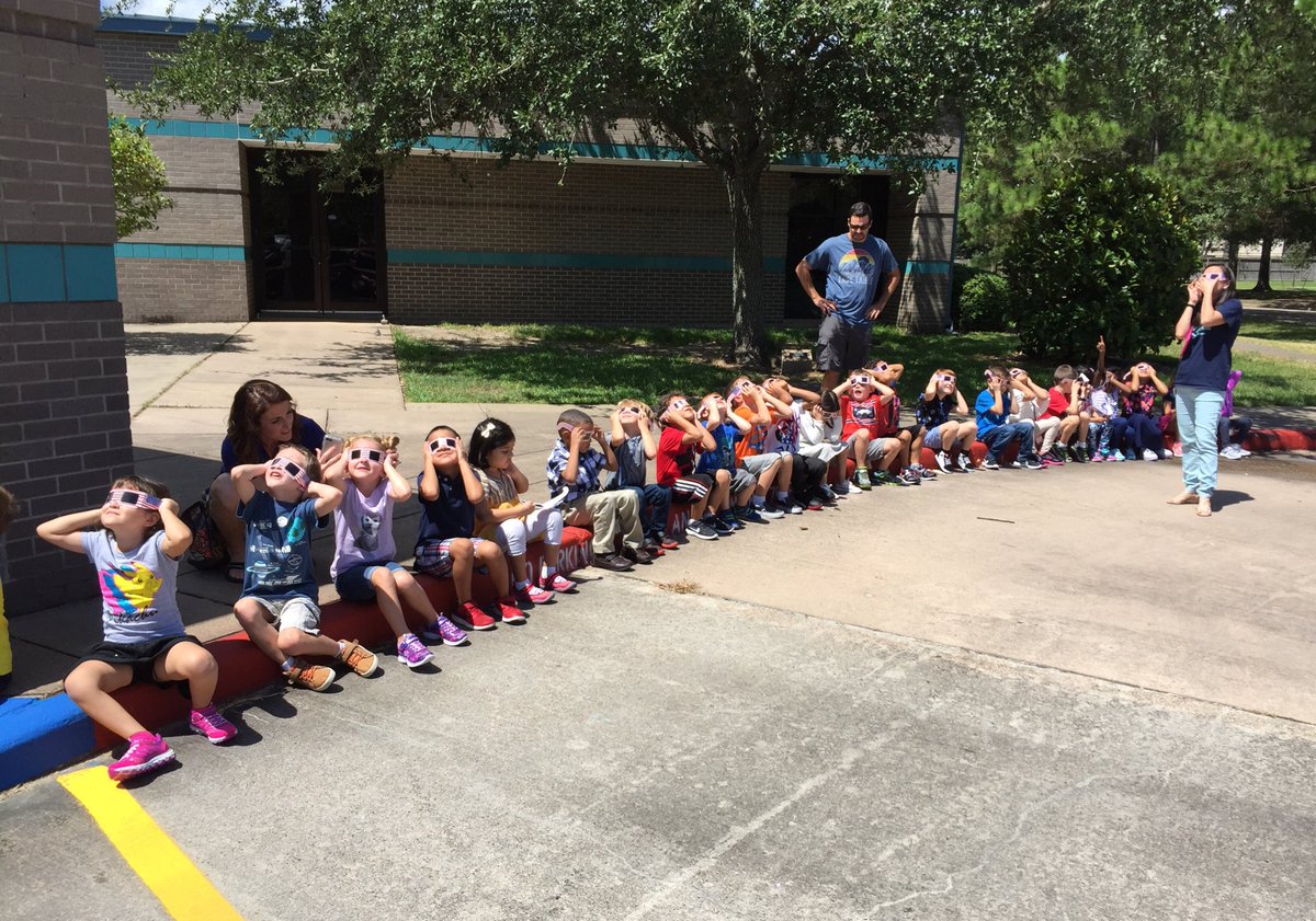 WardStarsCCISD's tweet photo. 2017 Solar Eclipse viewing at Ward Elementary! #CCISDEclipse2017 #Eclipse2017 #CCISDb2s https://t.co/1xa3i7nh8Q