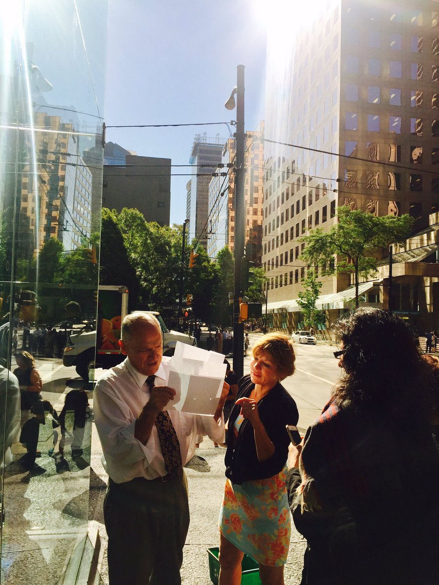 #SolarElipse2017 chasers in front of VMO trying out safe ways to view (pinhole, water reflection, selfies backwards 😂) #icanstillsee