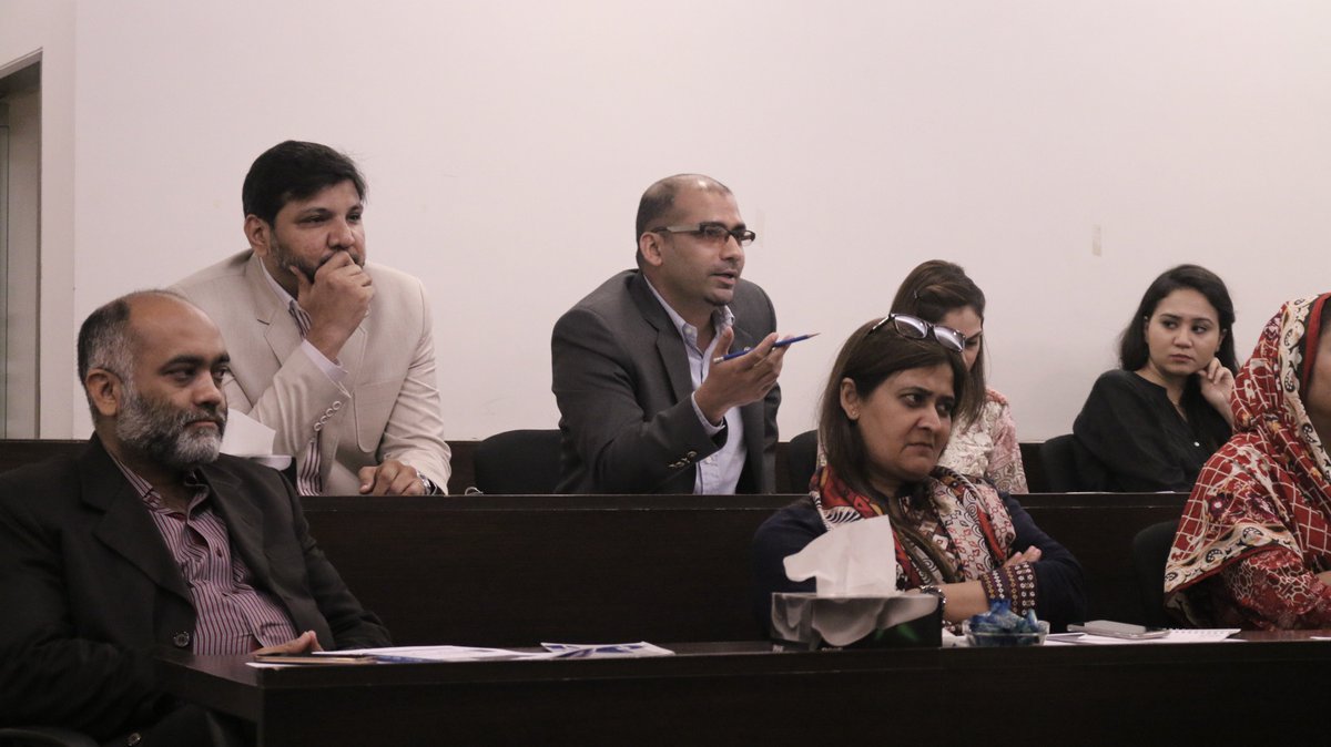 ZahidMubarik's tweet photo. Standard Chartered, K-Electric and HRS Global present best practices to promote inclusive culture #PakDiversity17, #DiversityHub https://t.co/P9RLSNZqZC