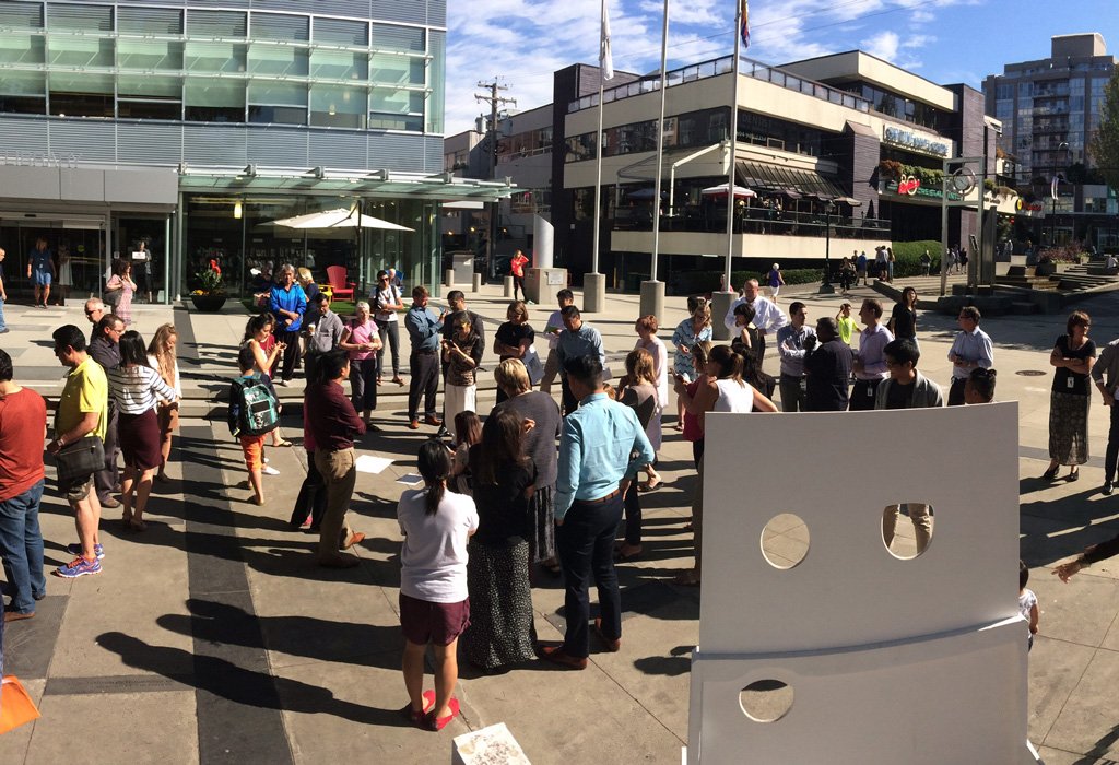 Lots of folks out taking in the solar eclipse in #CivicPlaza. #NorthVan https://t.co/H1AishuD7s