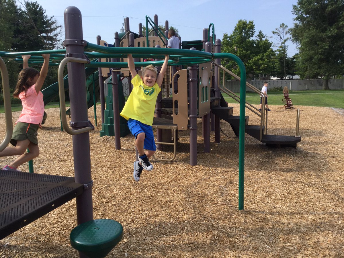 Outside fun! Learning recess rules &amp; making friends! #HCSD1 @AltonDarby