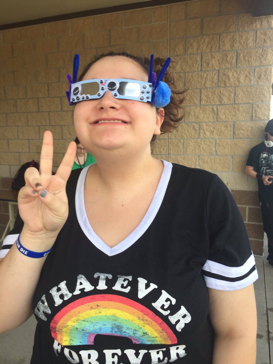 christen513's tweet photo. #ESHSEclipse https://t.co/cWE3zKGn1E