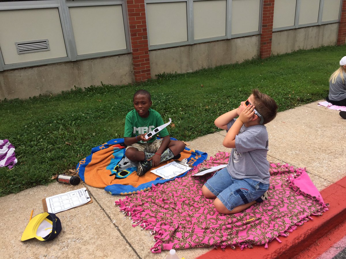 mhelmuth14's tweet photo. Third grade eclipse campout! @RUSBLVD https://t.co/0XYAXjKRCm