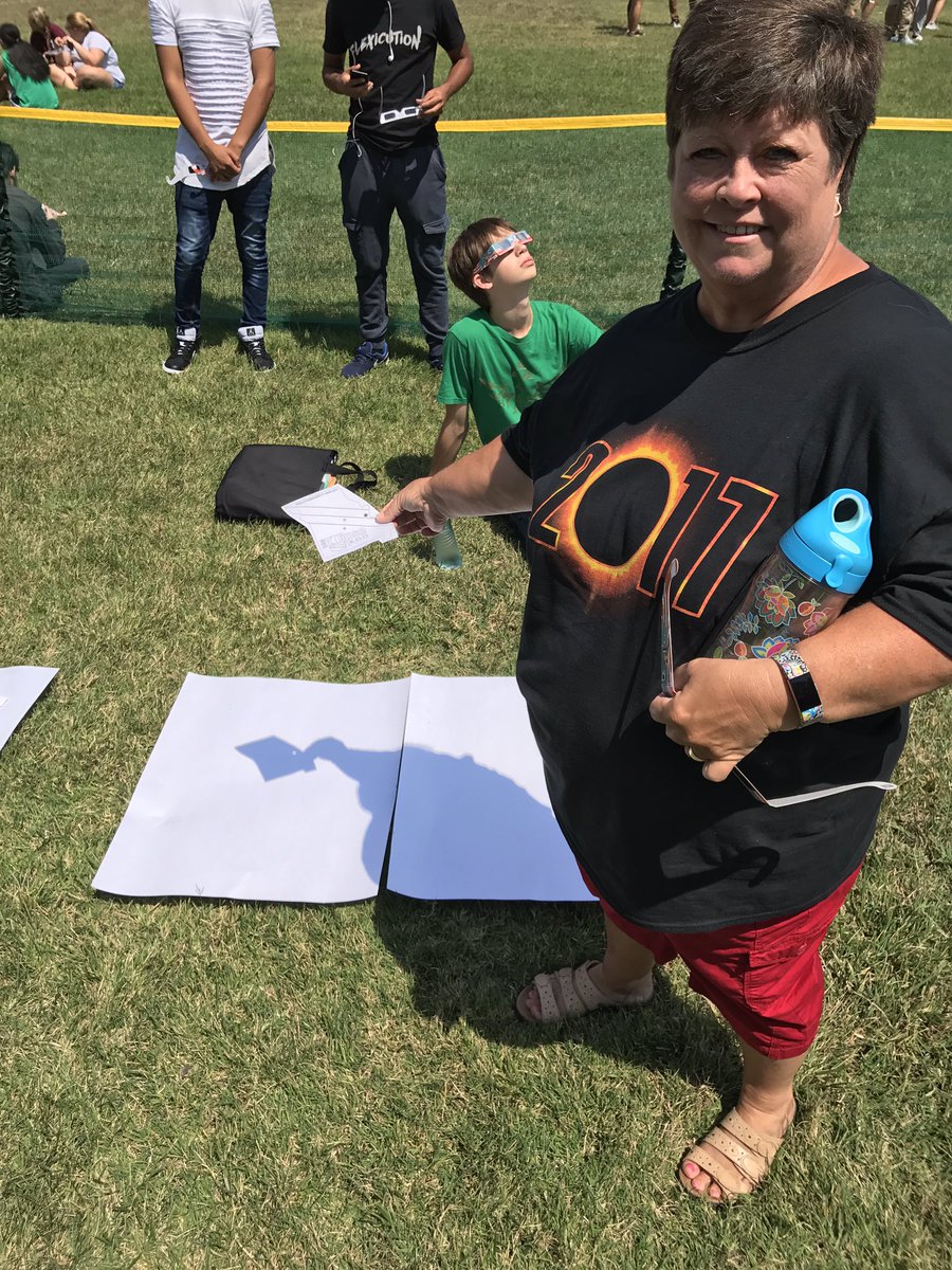 MrsGoodman3's tweet photo. MHS safely views the eclipse. #mhsr9 https://t.co/ROF6FsHV5z