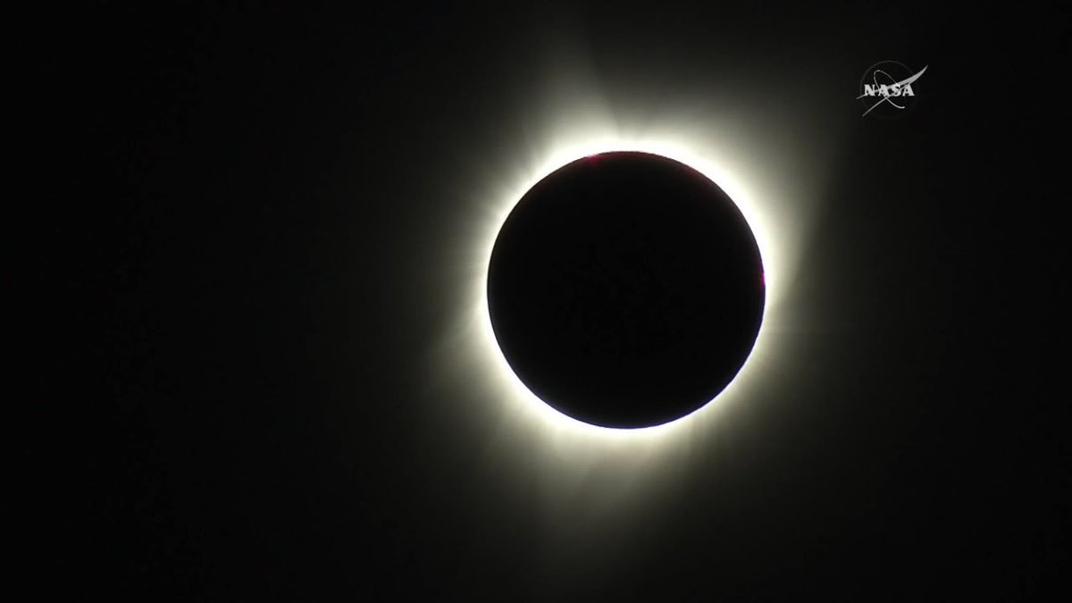 CSIC's tweet image. Puedes usar el hashtag #EclipseSolarCSIC La mejor imagen ganará un libro de divulgación de astronomía del @CSIC #SolarEclipse2017