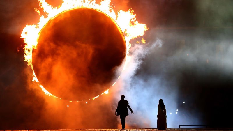 Jezebel's tweet photo. All the bad things that could happen during the total solar eclipse today https://t.co/IoTfKDhja4 https://t.co/svTCztHpA9