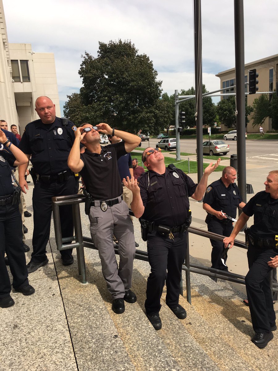 Lincoln_Police's tweet photo. #LNKeclipse #LNK911 #LNKpride #solareclipse #NebraskaEclipse #Eclipse2017 #SolarEclispe2017 https://t.co/qHBHCQfFMU