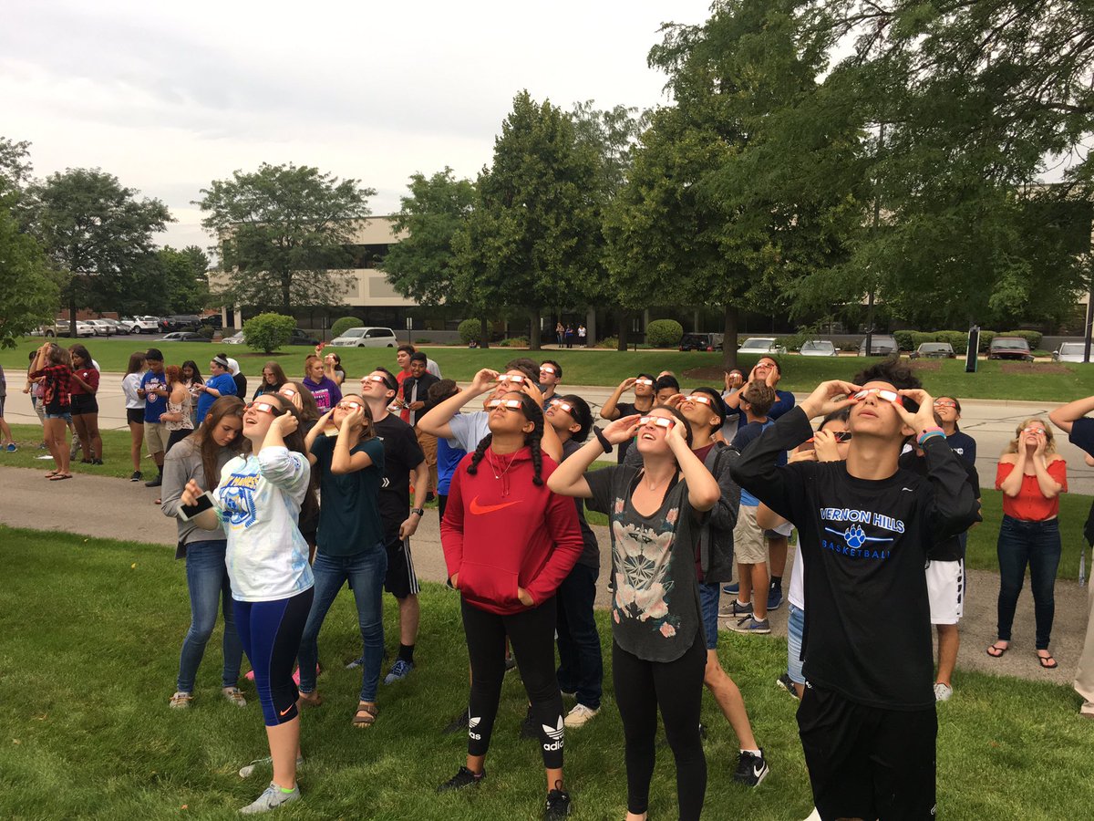 VHHS_Oliver's tweet photo. Eclipse viewing! #olivergeo #eclipse #VHWay https://t.co/quWJ68jgmb