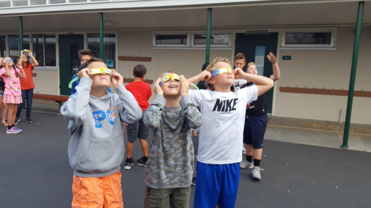 gvescolts's tweet photo. Our colts enjoying this awesome experience, lots of excited students and parents!#srvusdeclipse https://t.co/edVIQjbWYV