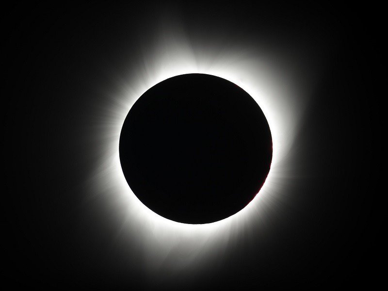 timesofindia's tweet photo. IN PICS: Historic #SolarEclipse2017 eclipse in the United States https://t.co/s1QVhpGwkr https://t.co/nPsVhFf9f9